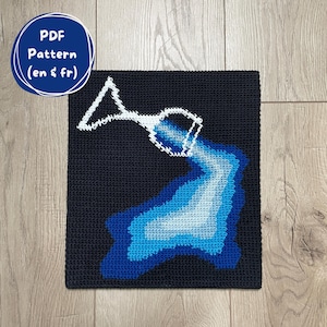 Peut inclure: Une pièce carrée en crochet bleu foncé avec un contour blanc d'un verre versant du liquide bleu. Le liquide passe du bleu foncé au bleu clair. Un cercle bleu en haut à gauche indique "PDF Pattern (en & fr)".