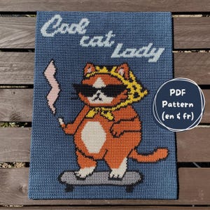 Può includere: Un arazzo da parete blu all'uncinetto con la scritta "Cool cat lady". L'immagine presenta un gatto dei cartoni animati con occhiali da sole, una sciarpa gialla e una corona, che va sullo skateboard e tiene in mano un oggetto rosa. Una grafica circolare recita "PDF Pattern (en & fr)."