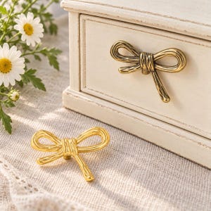 Bouton de meuble en laiton massif avec nœud papillon, poignée de tiroir à motif ruban, bouton de commode doré vintage, quincaillerie de meubles en laiton antique, bouton de coiffeuse Coquette