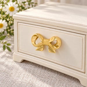 Bouton de meuble en laiton à nœud papillon, poignée de tiroir ruban, poignée de commode vintage à nœud papillon, quincaillerie de meubles en or antique, bouton de coiffeuse Coquette