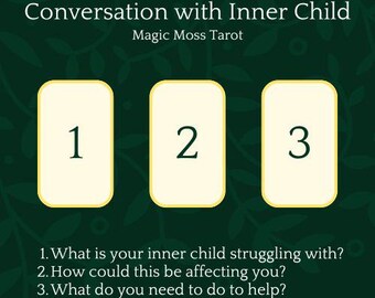 Può includere: Immagine di tre carte dei tarocchi numerate 1, 2 e 3, su uno sfondo verde scuro con un motivo a foglie. Il testo "Conversation with Inner Child" e "Magic Moss Tarot" è in alto. Sotto, ci sono tre domande.