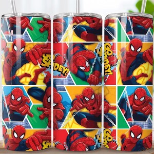 以下が含まれることがあります： 赤と青のスパイダーマンが描かれた、鮮やかなコミックスタイルのプリントが施された円筒形のステンレス製タンブラー。黄色、緑、青の幾何学的なパネルがデザインされており、太い黄色の文字でGO SPIDEY!とプリントされています。