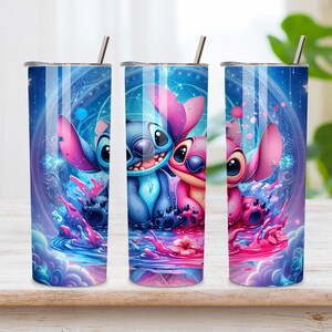 Puede incluir: Un vaso cil&iacute;ndrico de acero inoxidable con un estampado gr&aacute;fico vibrante y colorido de dos criaturas de dibujos animados, una azul y otra rosa, sentadas en el agua. El dise&ntilde;o incluye patrones c&oacute;smicos, estrellas y una peque&ntilde;a flor, con tapa y pajita.