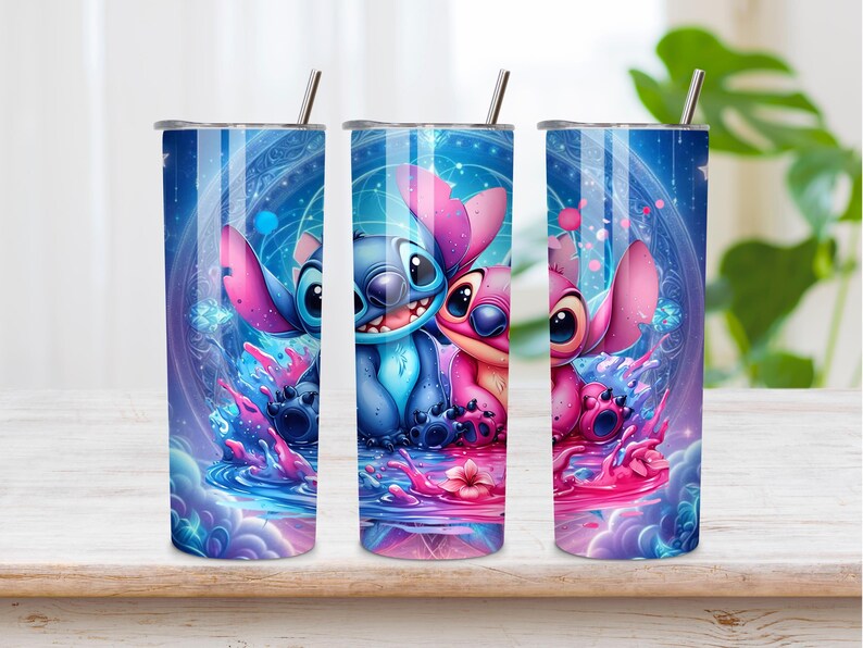 Puede incluir: Un vaso cil&iacute;ndrico de acero inoxidable con un estampado gr&aacute;fico vibrante y colorido de dos criaturas de dibujos animados, una azul y otra rosa, sentadas en el agua. El dise&ntilde;o incluye patrones c&oacute;smicos, estrellas y una peque&ntilde;a flor, con tapa y pajita.