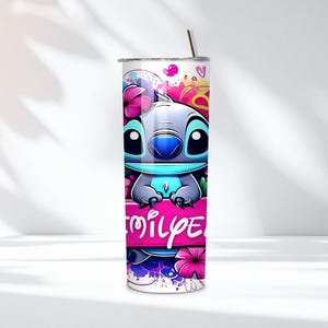 K&ouml;nnte beinhalten: Ein wei&szlig;er Edelstahlbecher mit einem Cartoon-Charakter. Der Becher hat ein rosa Banner mit dem Namen "Emilye" und ist mit Blumen und Herzen verziert. Ein silberner Strohhalm ist in den Deckel eingesetzt.