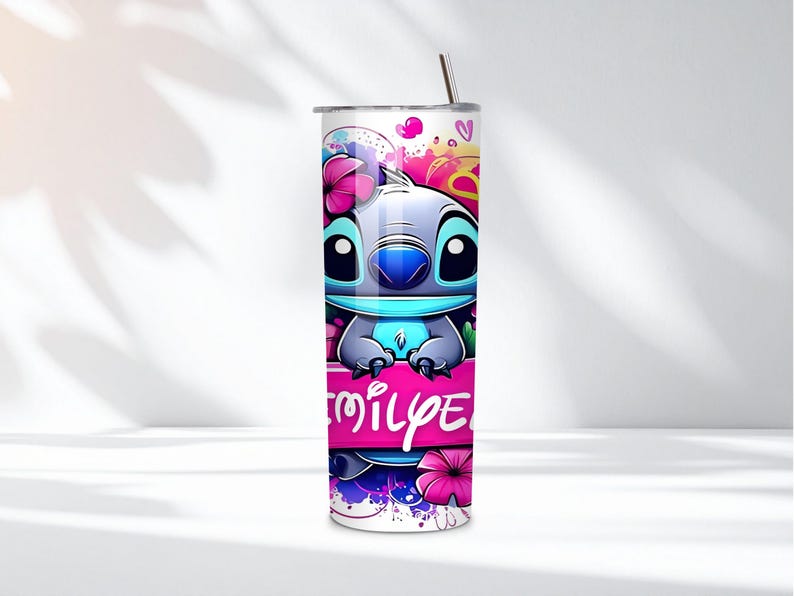K&ouml;nnte beinhalten: Ein wei&szlig;er Edelstahlbecher mit einem Cartoon-Charakter. Der Becher hat ein rosa Banner mit dem Namen "Emilye" und ist mit Blumen und Herzen verziert. Ein silberner Strohhalm ist in den Deckel eingesetzt.
