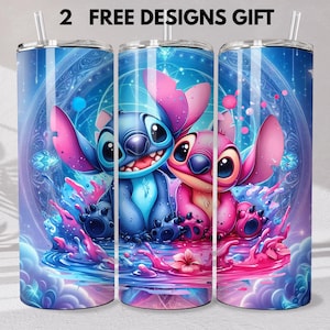 Puede incluir: Tres vasos cil&iacute;ndricos con pajitas transparentes, con un estampado gr&aacute;fico vibrante en azul y rosa de dos criaturas de dibujos animados sentadas en el agua. El dise&ntilde;o incluye patrones c&oacute;smicos, salpicaduras y el texto 2 FREE DESIGNS GIFT.