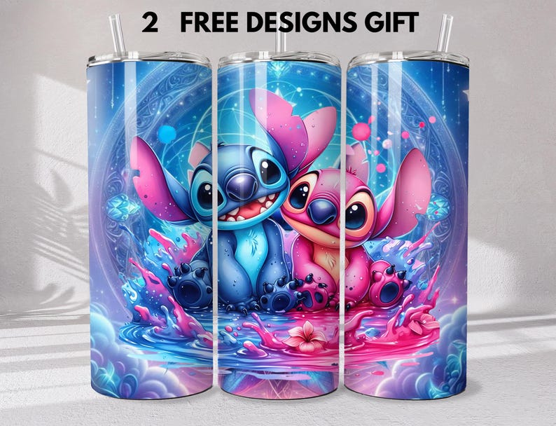 Puede incluir: Tres vasos cil&iacute;ndricos con pajitas transparentes, con un estampado gr&aacute;fico vibrante en azul y rosa de dos criaturas de dibujos animados sentadas en el agua. El dise&ntilde;o incluye patrones c&oacute;smicos, salpicaduras y el texto 2 FREE DESIGNS GIFT.