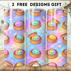 Könnte beinhalten: Drei Edelstahlbecher mit einem farbenfrohen Muster aus lächelnden Knödeln in Bambusdämpfern vor einem sternenklaren, pastellfarbenen Hintergrund. Der Text "2 FREE DESIGNS GIFT" steht oben. Jeder Becher hat einen Strohhalm.