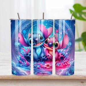 Puede incluir: Un vaso cil&iacute;ndrico de acero inoxidable con un estampado gr&aacute;fico vibrante de personajes alien&iacute;genas azules y rosas sentados en agua colorida. El dise&ntilde;o incluye patrones c&oacute;smicos giratorios, estrellas brillantes y una pajita de metal.