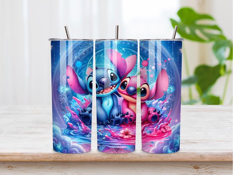 Puede incluir: Un vaso cil&iacute;ndrico de acero inoxidable con un estampado gr&aacute;fico vibrante de personajes alien&iacute;genas azules y rosas sentados en agua colorida. El dise&ntilde;o incluye patrones c&oacute;smicos giratorios, estrellas brillantes y una pajita de metal.