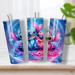 Puede incluir: Tres vasos cil&iacute;ndricos con pajitas de metal que presentan un estampado gr&aacute;fico vibrante de personajes alien&iacute;genas azules y rosas sentados en el agua. El dise&ntilde;o incluye patrones c&oacute;smicos, efectos de luz brillantes y una peque&ntilde;a flor.