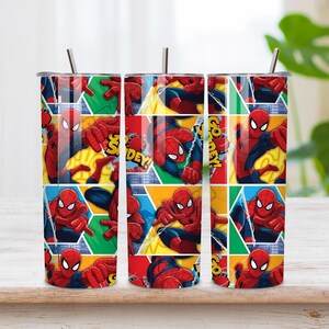 以下が含まれることがあります： 赤と青のスパイダーマンのコミック風グラフィックプリントが繰り返される円筒形のステンレス製タンブラー。デザインには、GO SPIDEY!と書かれた黄色のテキストと、緑、黄色、青の幾何学模様が含まれています。
