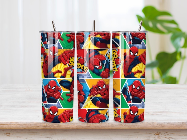 以下が含まれることがあります： 赤と青のスパイダーマンのコミック風グラフィックプリントが繰り返される円筒形のステンレス製タンブラー。デザインには、GO SPIDEY!と書かれた黄色のテキストと、緑、黄色、青の幾何学模様が含まれています。
