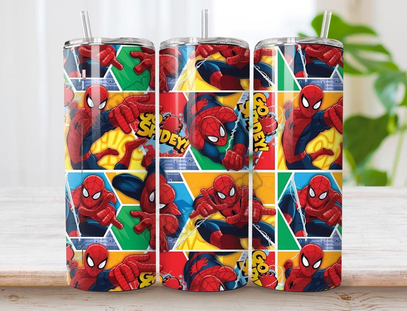 以下が含まれることがあります： 赤と青のスパイダーマンが描かれた、鮮やかなコミックスタイルのプリントが施された円筒形のステンレス製タンブラー。黄色、緑、青の幾何学的なパネルがデザインされており、太い黄色の文字でGO SPIDEY!とプリントされています。