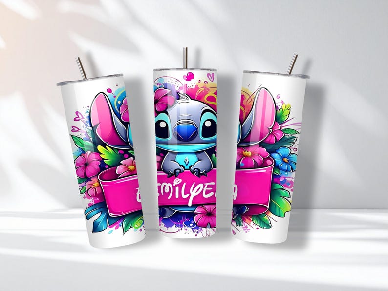K&ouml;nnte beinhalten: Wei&szlig;er Becher mit einer Cartoonfigur mit gro&szlig;en Ohren, umgeben von rosa und blauen Blumen. Die Figur ist blau mit gro&szlig;en Augen und einem t&uuml;rkisfarbenen Bauch. Ein rosa Banner mit wei&szlig;em Text befindet sich unten.