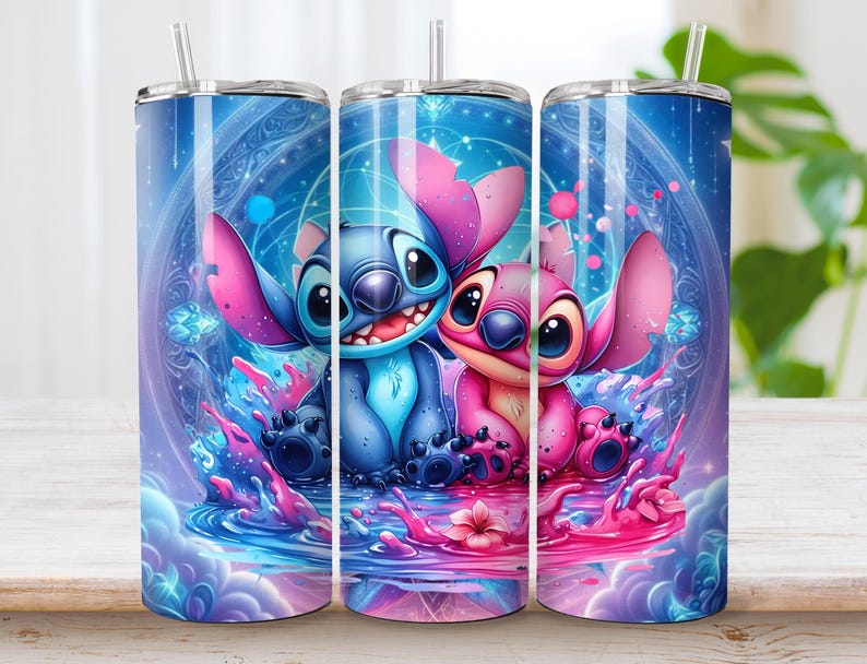 Puede incluir: Un vaso cil&iacute;ndrico con un gr&aacute;fico colorido de dos criaturas de dibujos animados, una azul y otra rosa, sentadas en un salpic&oacute;n de agua. El dise&ntilde;o incluye patrones c&oacute;smicos, salpicaduras de colores brillantes y una pajita transparente.