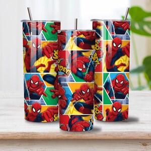 以下が含まれることがあります： 赤と青のスパイダーマンのグラフィックプリントが繰り返された3つの円筒形メタルタンブラー。各タンブラーには金属製のストローと蓋が付いており、黄色、緑、青の背景にコミックブック風のパネルがデザインされています。