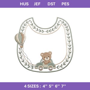 Puede incluir: Un diseño de babero bordado con un oso de peluche conduciendo un coche, un globo aerostático y un borde decorativo. El diseño incluye el texto "4 TAMAÑOS: 4" 5" 6" 7"" en la parte inferior. La paleta de colores incluye tonos verdes, beige y marrones.