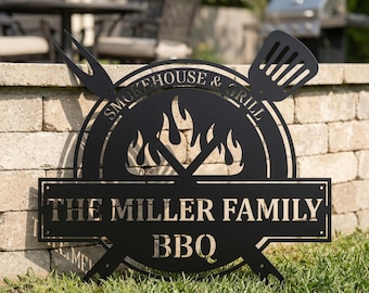 Enseigne de barbecue en métal personnalisée Nom de famille personnalisé, décoration de gril, barbecue dans la cour, art mural, enseigne de cuisine extérieure, cadeau de fête des pères, pendaison de crémaillère