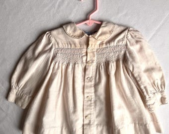 Blusa vintage de bebé de Clydella England con fruncido, rosa claro, mezcla de lana, cuello Peter Pan.