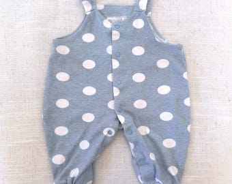 Macacão infantil vintage Carters Classic Collection com estampa de bolinhas azuis, algodão, tamanhos RN-3 M (Recém-nascido a 3 meses).