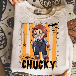 Chucky Halloween PNG, Boneco de terror fofo com faca e abóboras, Personagem de desenho animado Slasher, Moldura assustadora com listras laranja sublimada