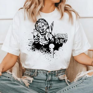 Chucky Halloween PNG, Design de Boneco Quero Brincar de Terror, Personagem de Filme de Terror Assustador, Sublimação Fofa e Assustadora para Camiseta de Halloween