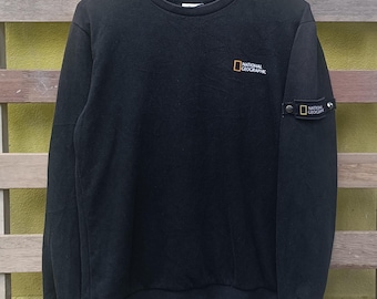 Sudadera National Geographic de cuello redondo, color negro, talla mediana.