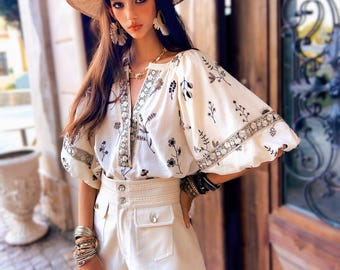 Blusa bohemia de lino con bordado floral de inspiración vintage y mangas abullonadas