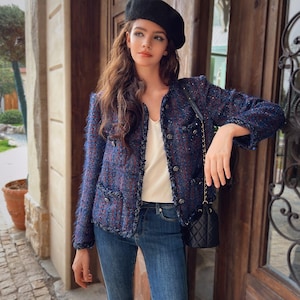 Veste courte bohème bleu marine en tweed Blazer court en laine mélangée avec boutons bijoux et bordures à franges