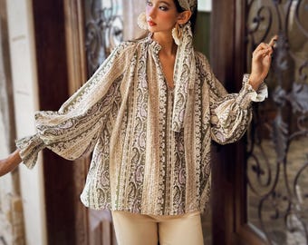 Blusa bohemia con mangas globo y rayas paisley en color oliva
