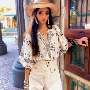 Embroidered Balloon-Sleeve Top & High-Rise Shorts Matching Set - Dabuwawa