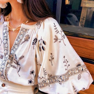 Embroidered Balloon-Sleeve Top & High-Rise Shorts Matching Set - Dabuwawa