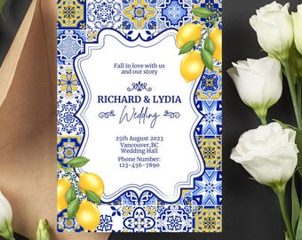 Può includere: Invito di nozze con un motivo a piastrelle blu e gialle, con limoni e i nomi Richard & Lydia. L'invito include la data, il luogo e il numero di telefono. Una busta marrone e fiori bianchi sullo sfondo.
