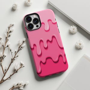 Puede incluir: Una funda de teléfono rosa con un diseño de goteo. La funda presenta un degradado de tonos rosas, con rosa más oscuro en la parte inferior y rosa más claro en la parte superior. La funda tiene un acabado brillante y está diseñada para un teléfono inteligente.
