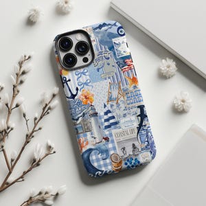 Może przedstawiać: Niebiesko-białe etui na telefon z motywami marynistycznymi i nadmorskimi. Projekt zawiera kotwice, latarnie morskie i sceny plażowe. Etui ma wygląd kolażu z mieszanką wzorów i ilustracji.