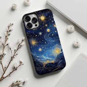 以下が含まれることがあります： 青と金の星月夜のデザインの携帯電話ケース。ケースは、渦巻く模様、金色の星、明るい黄色の月がある濃い青色の背景を持っています。ケースは、花のアクセントが付いた白い表面にあります。