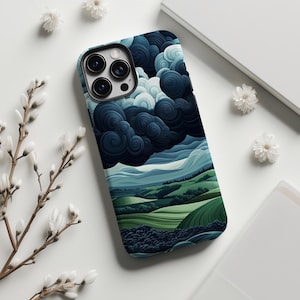 Könnte beinhalten: Smartphone-Hülle mit Landschaftsdesign. Sie zeigt grüne Hügel, dunkelblaue Wolken und einen hellblauen Himmel. Das Gehäuse hat ein schwarzes Kameramodul. Der Hintergrund ist weiß mit floralen Akzenten.