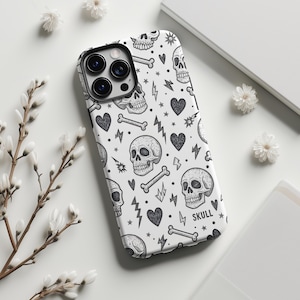 Puede incluir: Funda de teléfono blanca con un patrón de calaveras en blanco y negro. El diseño incluye calaveras, corazones, rayos y huesos cruzados. La palabra "SKULL" está impresa en la funda. Para smartphones.