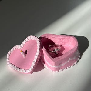 Pink Heart Cake Trinket Box – Kawaii Clay Jewelry Box – Fake Dessert Ring Holder – Mini Sweet Gift for Her – Cute Keepsake Decor
