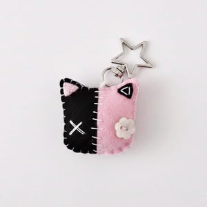 Llavero de gato emo, elige tu diseño, colgante para bolso de fieltro hecho a mano, regalo kawaii gótico