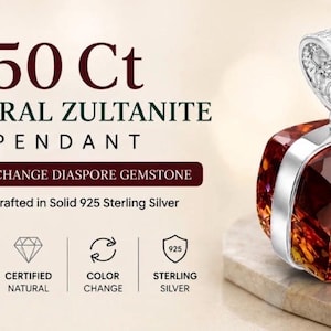 Könnte beinhalten: Ein 50-Karat-Zultanit-Anhänger mit einem farbwechselnden Diaspor-Edelstein, gefasst in massivem 925er Sterlingsilber. Der Text lautet 50 Ct NATURAL ZULTANITE PENDANT, COLOR CHANGE DIASPORE GEMSTONE, Handcrafted in Solid 925 Sterling Silver.