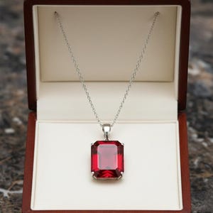Smaragdslipad röd rubinhänge | 28,75 karat sterlingsilver, handgjort