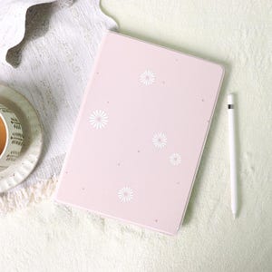 Cute Pink Little Daisy iPad Case with Pencil Holder for New 2025 2024 Air 7/6/5 iPad 10 10.9&quot;, 10.2&quot; iPad Pro 11&quot;12.9&quot; 13&quot; Mini 6/7