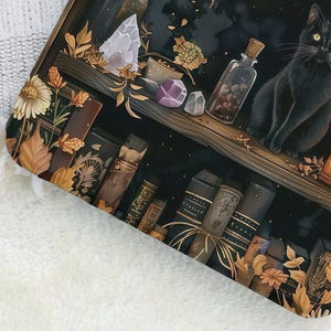 K&ouml;nnte beinhalten: Dekoratives Bild mit einer schwarzen Katze, Kristallen und einer Zaubertrankflasche auf einem B&uuml;cherregal. Das Regal ist mit B&uuml;chern gef&uuml;llt und mit floralen und herbstlichen Elementen verziert. Der Hintergrund ist dunkel mit einem Sternenhimmel.