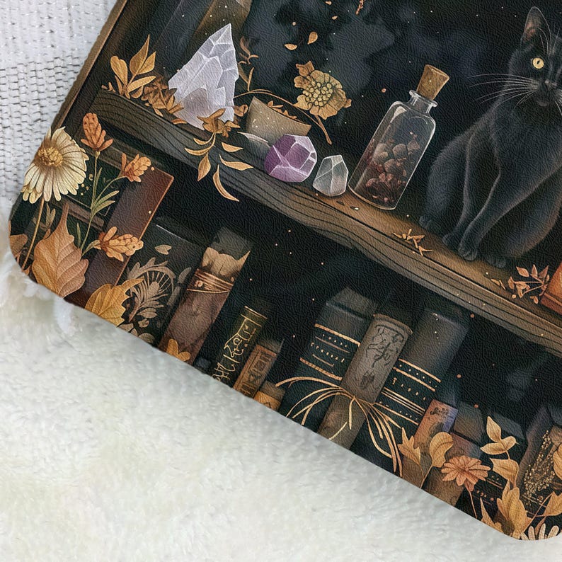K&ouml;nnte beinhalten: Dekoratives Bild mit einer schwarzen Katze, Kristallen und einer Zaubertrankflasche auf einem B&uuml;cherregal. Das Regal ist mit B&uuml;chern gef&uuml;llt und mit floralen und herbstlichen Elementen verziert. Der Hintergrund ist dunkel mit einem Sternenhimmel.
