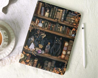Custodia per iPad personalizzata Magic Bookshelf Cat con portapenne per iPad Air 7/6/5 A16 del 2025 e 2024, iPad 10 10.9", iPad Pro 11", iPad 12.9" e iPad Mini 6/7 da 13"