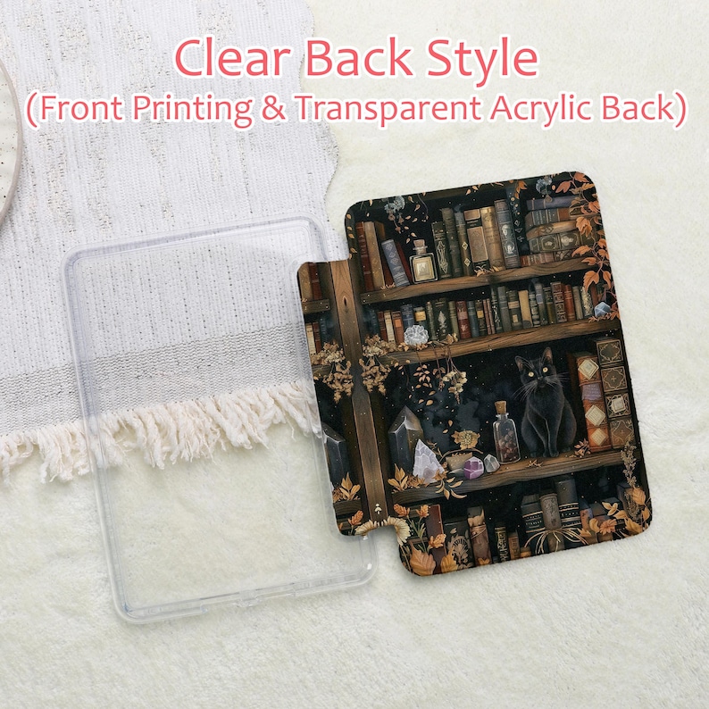 K&ouml;nnte beinhalten: Transparente Handyh&uuml;lle mit einem bedruckten Einsatz, der eine schwarze Katze vor einem B&uuml;cherregal mit B&uuml;chern, Flaschen und Kristallen zeigt. Der Text "Clear Back Style" ist sichtbar.