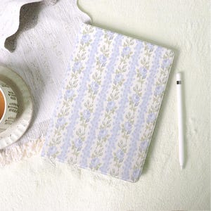 Funda personalizada azul con estampado floral retro para iPad con soporte para lápiz, compatible con los nuevos modelos de iPad A16 Air 7/6/5, 10, 10.9", 10.2", Pro, 11", 12.9" y 13" Mini (modelos 2025 y 2024).